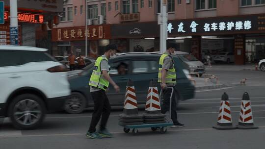 警察形象视频中国广东交警撤出隔离锥桶