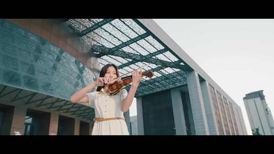 女孩户外拉小提琴