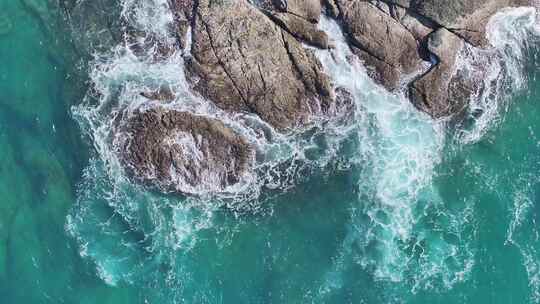 海浪拍打礁石大海浪花礁石