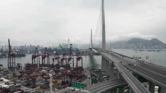 香港的货运港口与高架桥车流