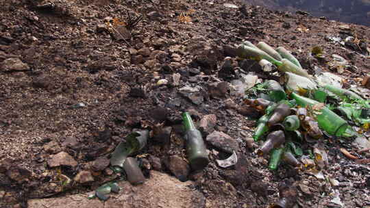 山区玻璃瓶垃圾对生态系统的破坏