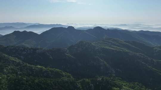 云雾缭绕山峦间-a