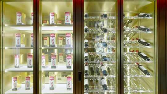 酒柜陈列茅台酒与红酒