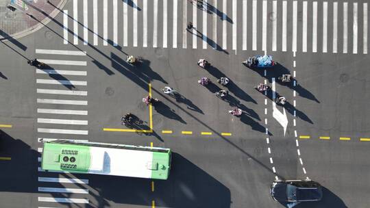 电动车 电动三轮车 带头盔