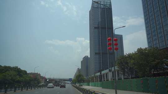 汽车行驶在城市道路车流交通车辆车窗外风景