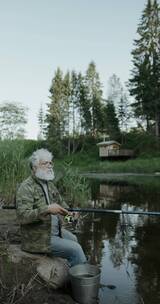 一个人坐在河边钓鱼