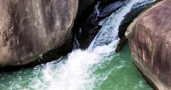 （慢镜）悬崖瀑布山间泉水水资源保护
