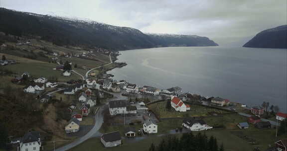 位于挪威峡湾岸边的乌特维克村的航拍