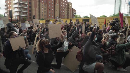 BLM伦敦抗议者举着标语跪着
