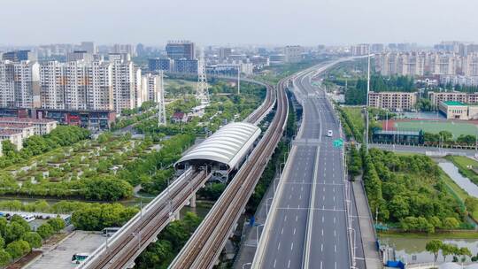 疫情下空旷的城市高架路和轨道交通