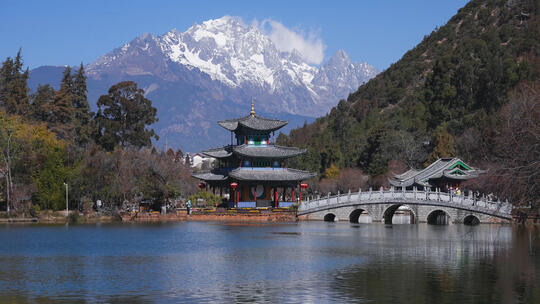 延时摄影云南丽江黑龙潭得月楼与玉龙雪山