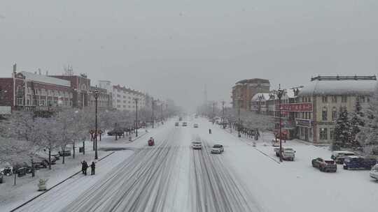 高角度拍摄大雪纷飞的马路241031 (4)