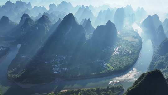 航拍桂林漓江山水风光雄伟壮阔的群山