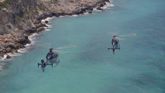 两架直升机飞越悬崖，坠入蓝色爱奥尼亚海