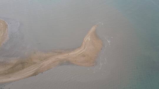 俯拍大海月牙湾沙滩