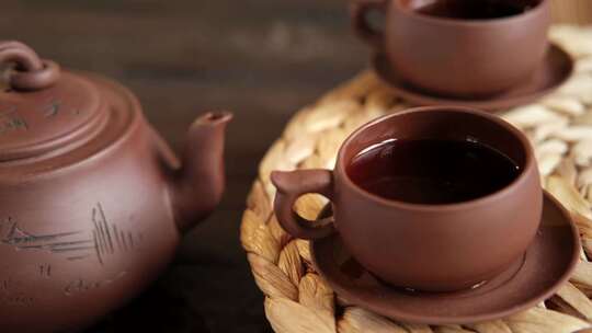 茶道传统亚洲茶具供应正宗套装人从棕色倒茶