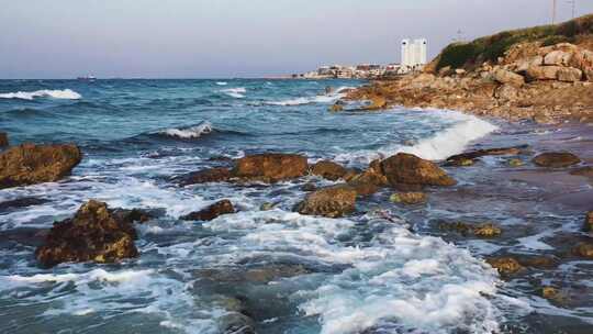 强烈的海浪冲击着岩石海岸线