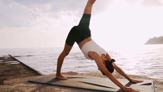 清晨女人在海边练习瑜伽01视频素材模板下载