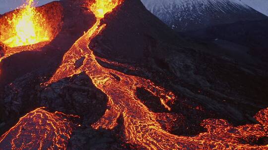 航拍喷出的火山岩浆