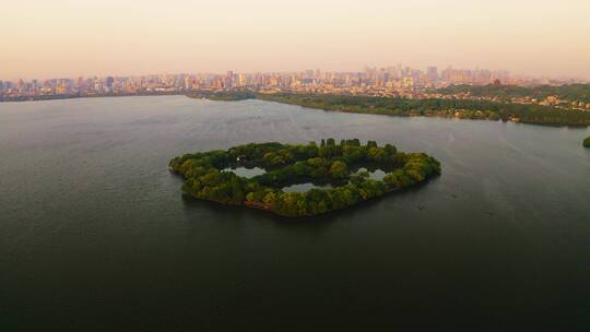 航拍西湖的金色夕阳美景