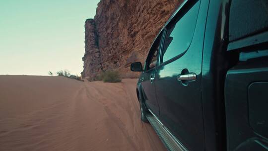 汽车行驶在沙漠中