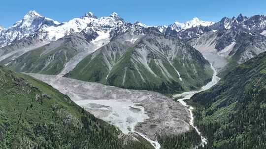 新疆伊犁夏塔古道天山草原雪山冰川融水