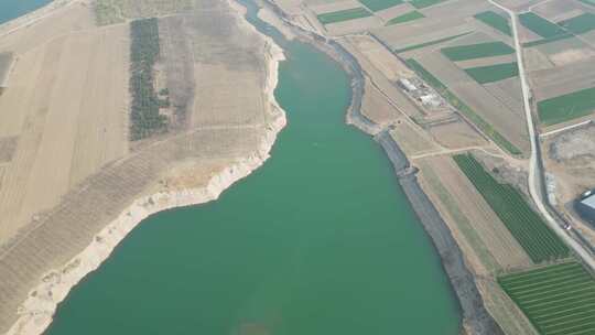 航拍平原地区因开采积水形成的堰塞湖