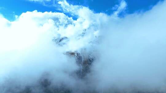 云雾缭绕的壮丽雪山景色