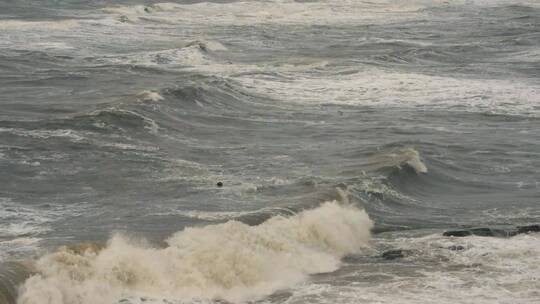 威海高区海水浴场的海浪视频素材模板下载