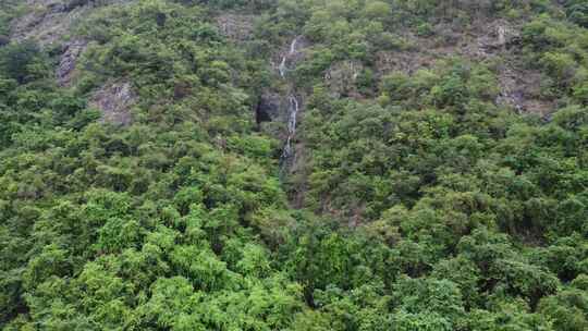 广东东莞：水从山岩上流淌形成细小瀑布