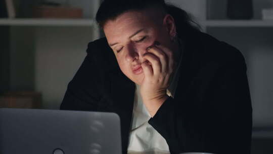 夜间工作失眠疲劳疲惫女性笔记本电脑