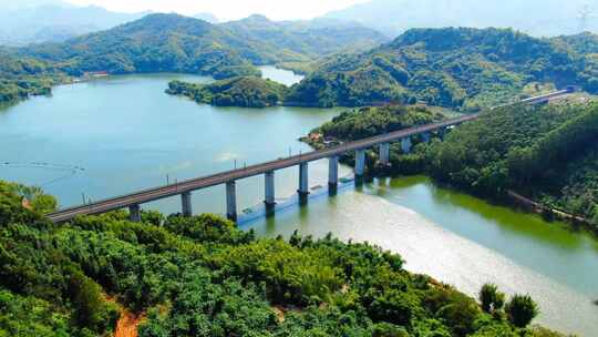 高铁复兴号穿越山间水库上的桥梁全景
