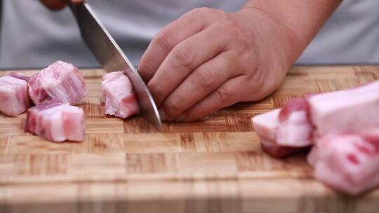 厨师切猪肉
