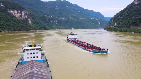 航拍长江三峡西陵峡轮船驶过