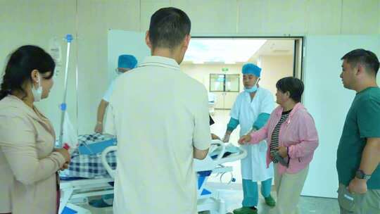 手术室外焦急等待的人群