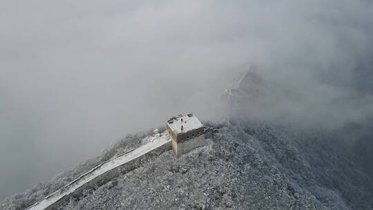 航拍雪后的怀柔箭扣长城