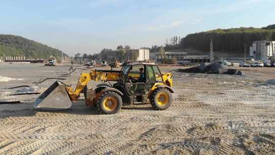 挖掘机在足球场建设中挖沙视频素材模板下载