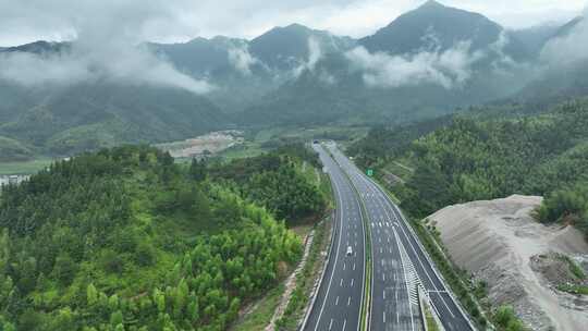 森林公路航拍雨后森林高速公路树林云雾风景