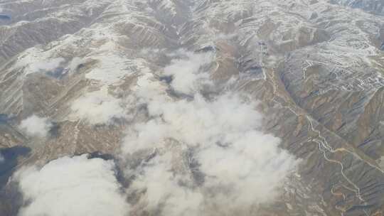 飞机窗外看川藏高原和云海