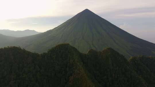 印度尼西亚火山形成的伊纳里山鸟瞰图。