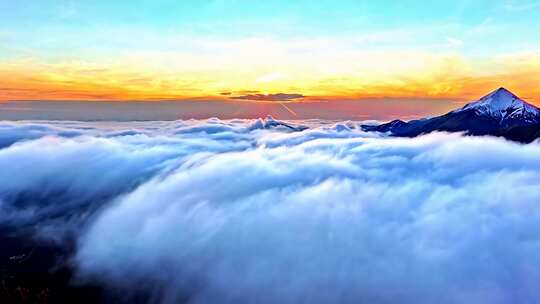 云海日出雪山全景