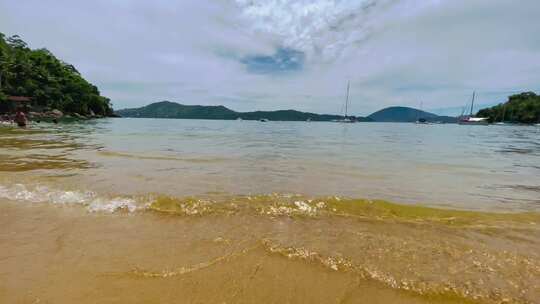 海浪在海岸上的时移