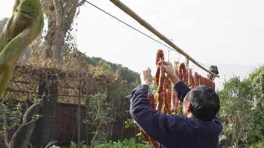 四川香肠晾晒特写川味香肠挂在竹竿上