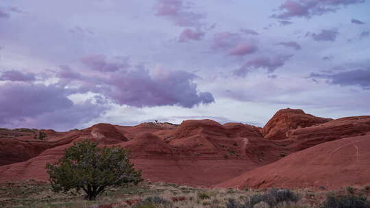 日落时穿越埃斯卡兰特沙漠的延时摄影
