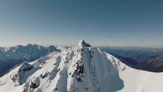 站在雪山之巅航拍