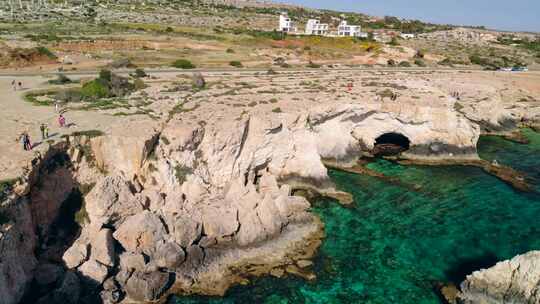 塞浦路斯阿依纳帕洛基海滨海洞鸟瞰图