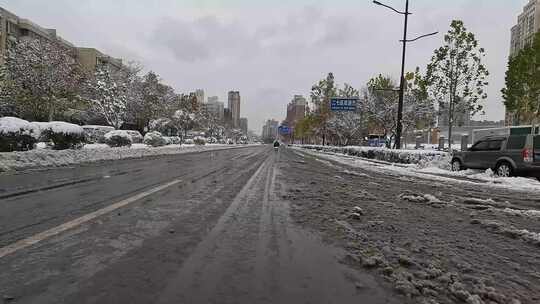 城市寒冬下雪马路实景素材视频素材模板下载