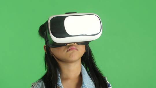 女孩探索虚拟现实世界视频素材模板下载