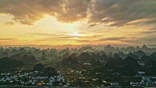 夕阳下的乡村与群山远景