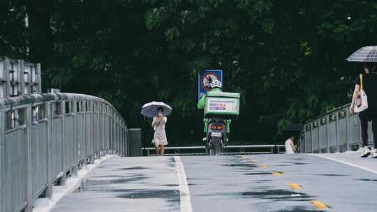 升格雨天的外卖小哥